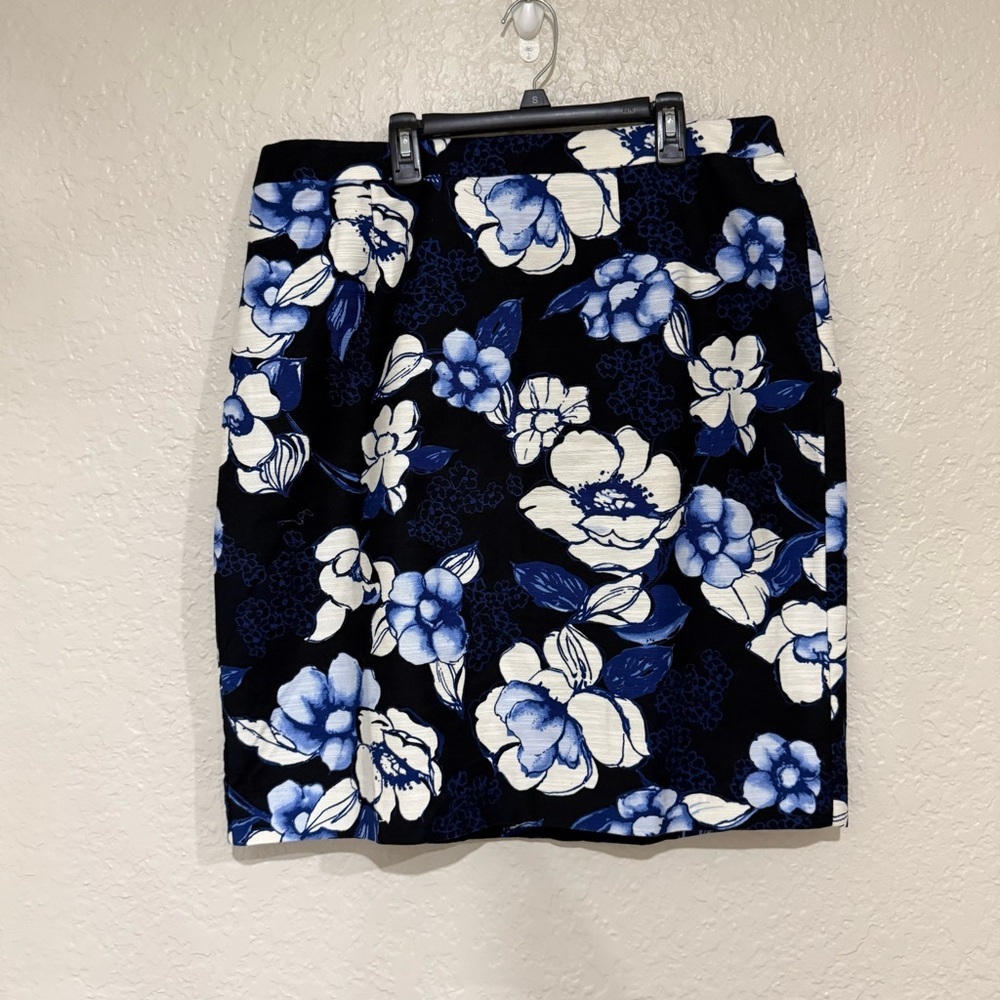 Talbots Floral Pencil Skirt Black and Blue Size 14W Preppy Chic Modern Feminine